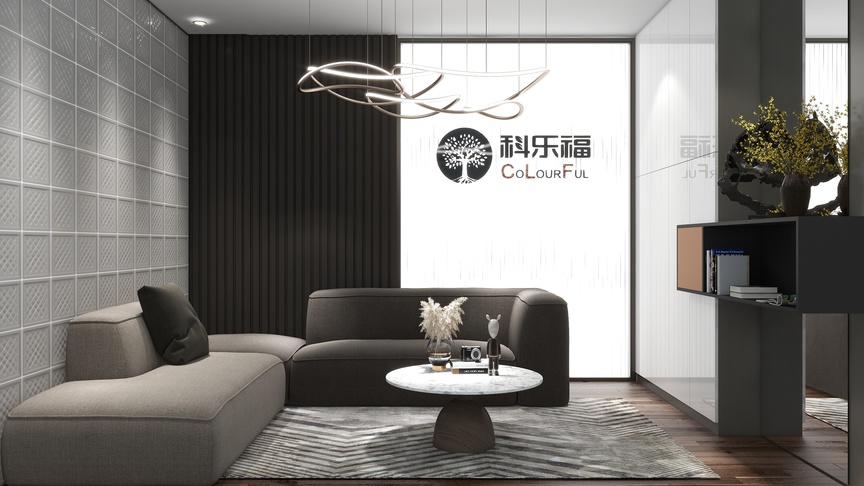 这个图中是一个客厅的装修设计。墙面是白色和灰色的格纹，地面上铺着一张灰色的地毯。灰色的沙发上放着黑色的抱枕，前面的茶几是简约的白色。沙发的右侧墙上挂着一个装饰品，另一侧墙上有三个用中文书写的黑色大字，写着“科乐福”。图片的最右侧有一个装饰架，上面摆放着一个花瓶，里面插着绿色的植物。整个空间简洁又高雅。