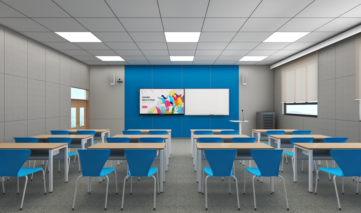 这是一个教室，整体为灰色和蓝色。教室中间有一排蓝色的课桌和椅子，教室的墙上有一块白色的黑板和一个大屏幕。教室的屋顶上装有多个白色的灯。教室的门是关闭的，教室的左侧有三扇窗户，窗户旁有白色的窗帘。教室的地面是灰色的。